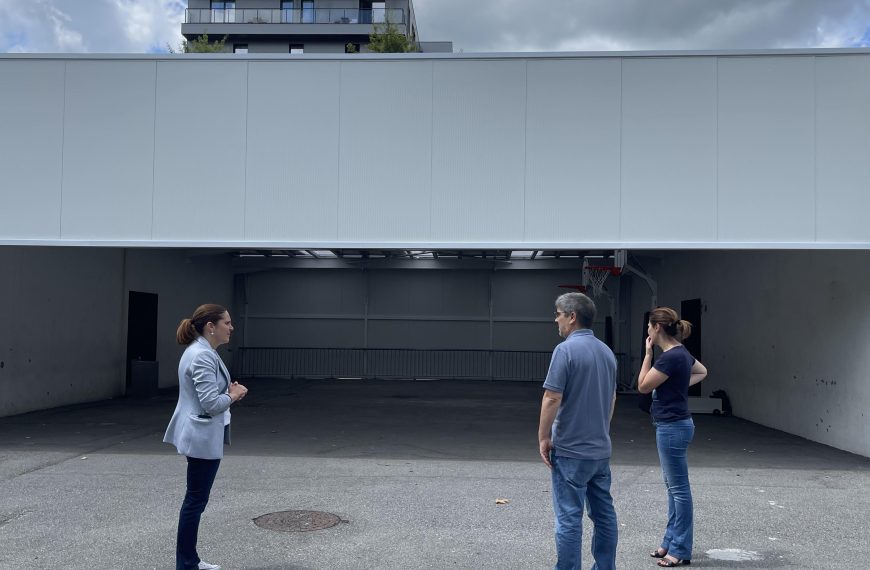 Está concluída a obra de colocação de cobertura e colocação de proteções laterais no Centro Escolar da Vila