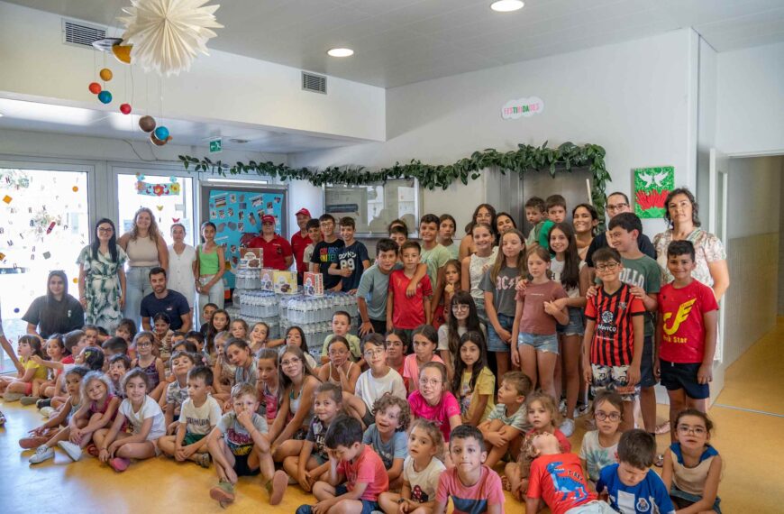 Crianças de Celorico de Basto entregaram 50 embalagens de água e 4 de barras energéticas ao Bombeiros Voluntários Celoricenses