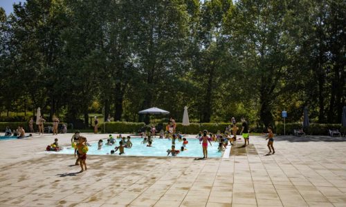 Crianças nas piscinas