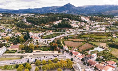 Vista aérea da vila de Celorico