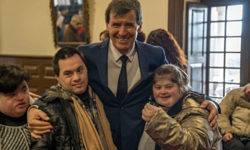 Presidente abraçado aos utentes do caci nos cantares das janeiras, no município.