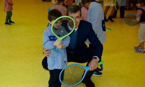 Presidente da Câmara com aluno do 1º ciclo a entregar a raquete de ténis