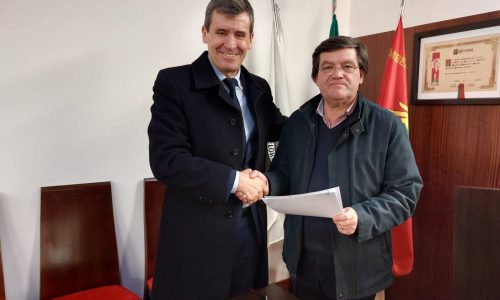 Presidente da Câmara e Presidente da AHBVC com aperto de mãos