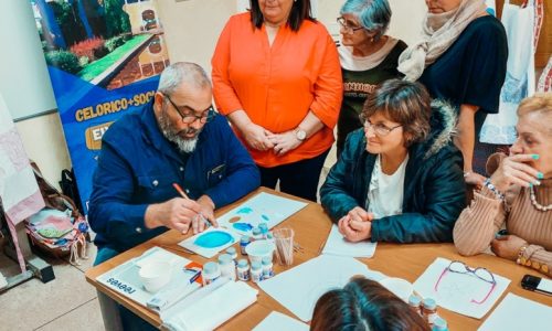 Artesão Vitor Resende ensina a arte da pintura em tecido aos formandos presentes