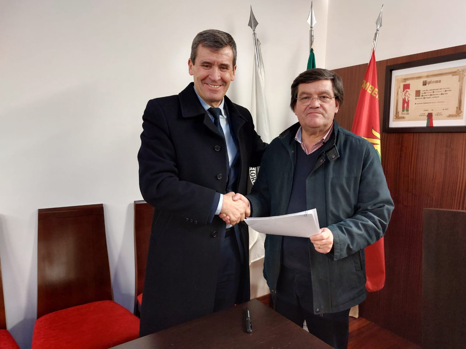 Presidente da Câmara e Presidente da AHBVC com aperto de mãos