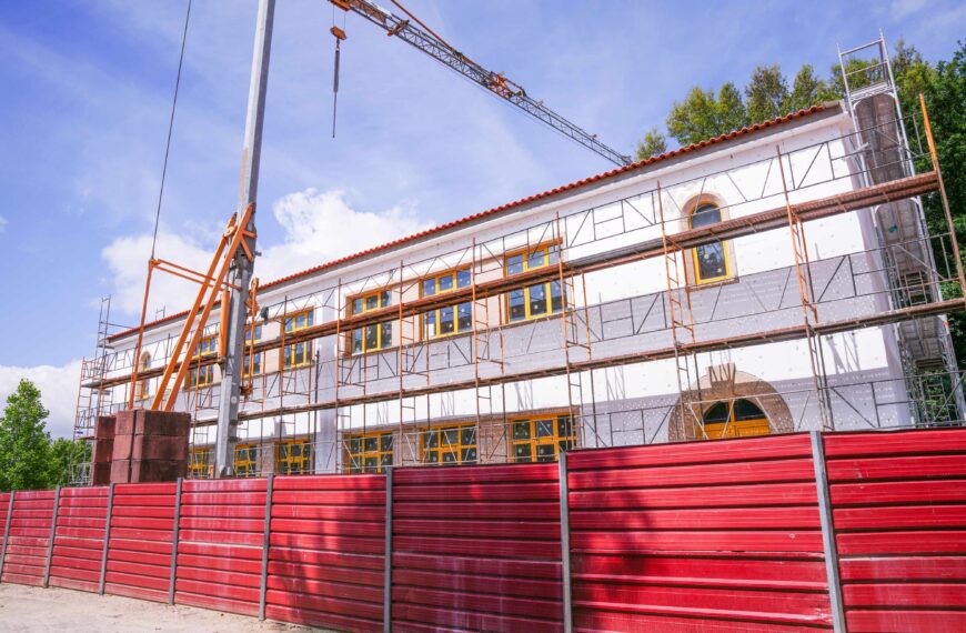 Antiga Escola Primária de Santa Luzia vai dar lugar a quatro habitações sustentáveis