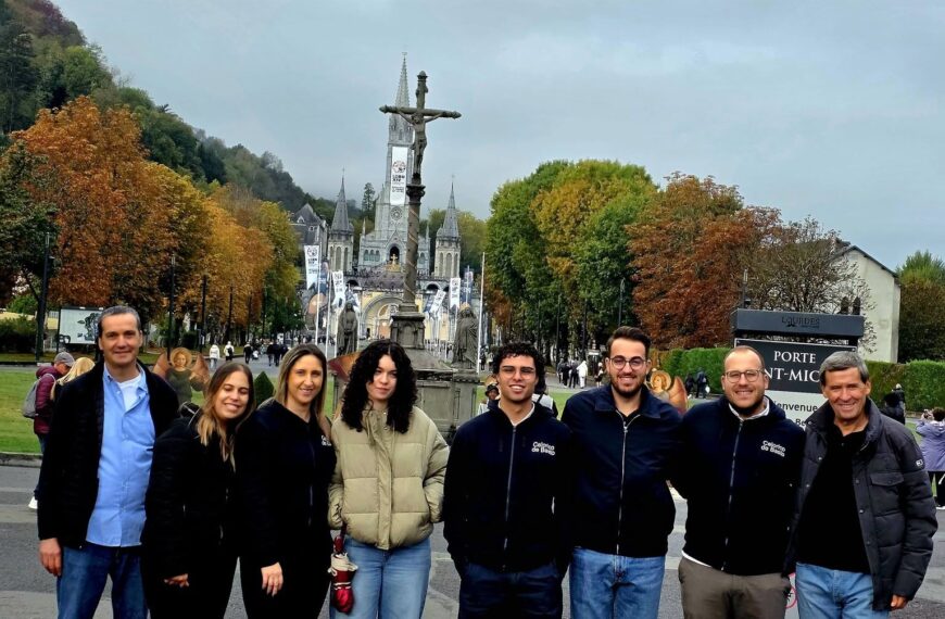 Jovens com Esperança no Santuário de Lourdes, França